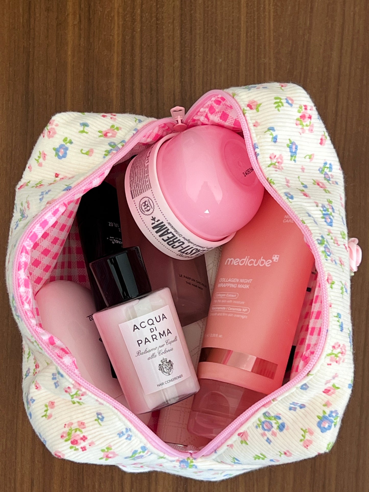 aesthetic flower patterned beauty pouch. Perfect for makeup, skincare and beauty essentials.