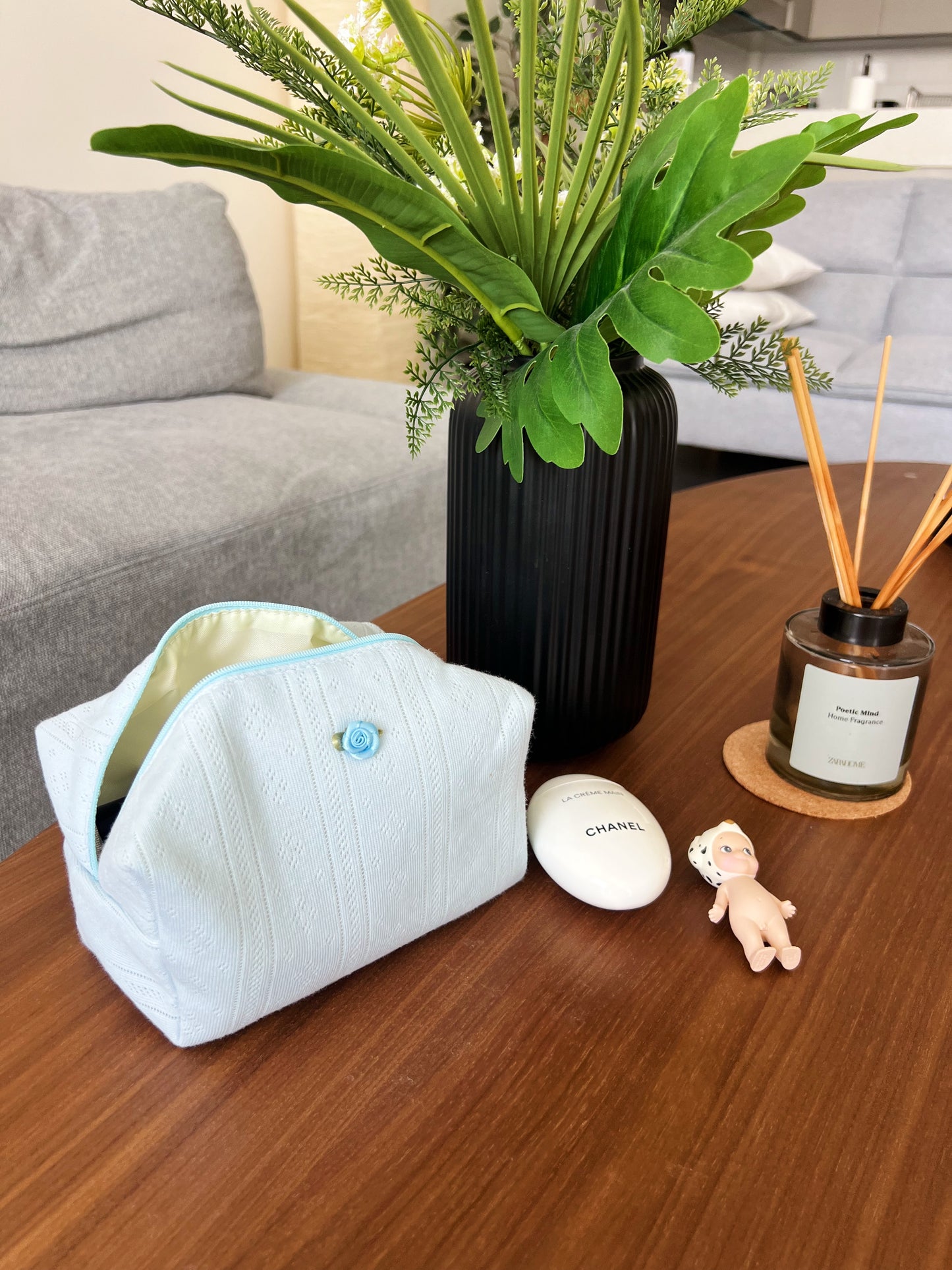 Blue makeup bag. Beauty pouch for makeup, skincare and beauty essentials.